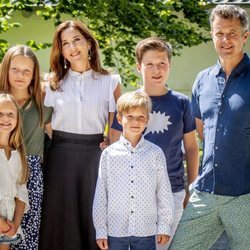 Los Príncipes Federico y Mary de Dinamarca posan a las puertas del Palacio de Grasten