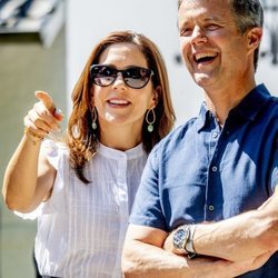 Federico y Mary de Dinamarca muy sonrientes en el tradicional desfile frente al Palacio de Grasten