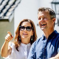 Federico y Mary de Dinamarca muy sonrientes en el tradicional desfile frente al Palacio de Grasten