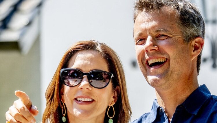 Federico y Mary de Dinamarca muy sonrientes en el tradicional desfile frente al Palacio de Grasten