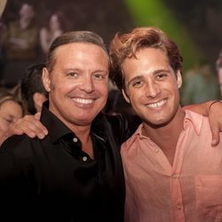 Luis Miguel y Diego Boneta posando juntos