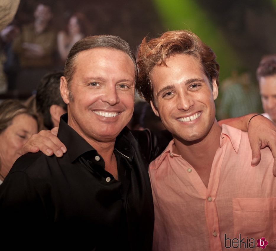 Luis Miguel y Diego Boneta posando juntos