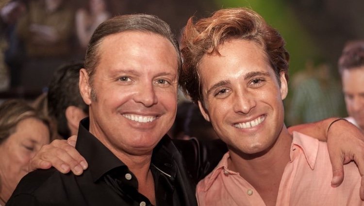 Luis Miguel y Diego Boneta posando juntos