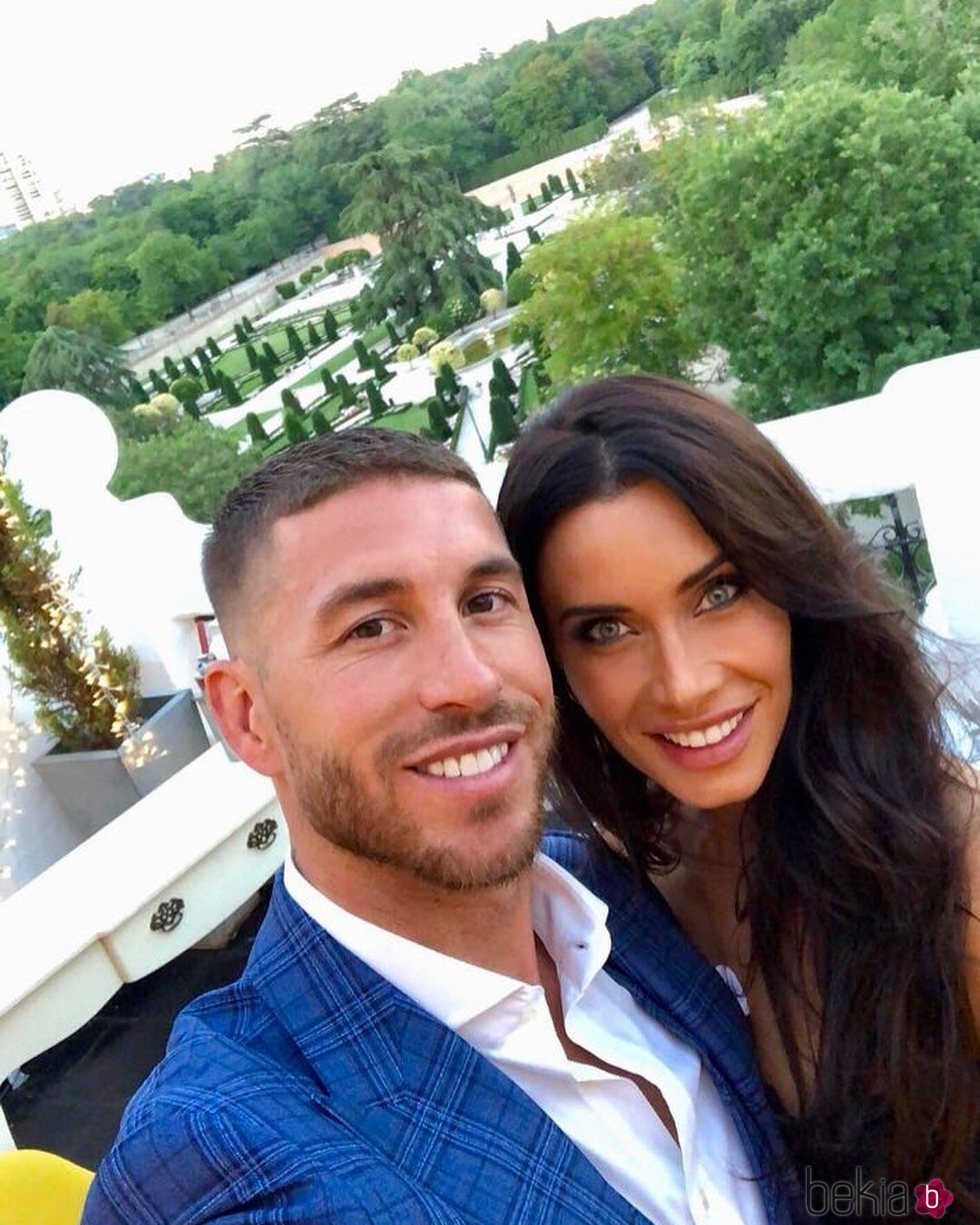 Sergio Ramos y Pilar Rubio muy sonrientes anunciando su compromiso