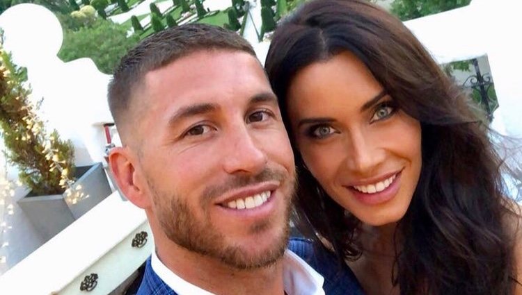 Sergio Ramos y Pilar Rubio muy sonrientes anunciando su compromiso