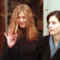 Jennifer Aniston y Courteney Cox durante una visita a Londres en 1998