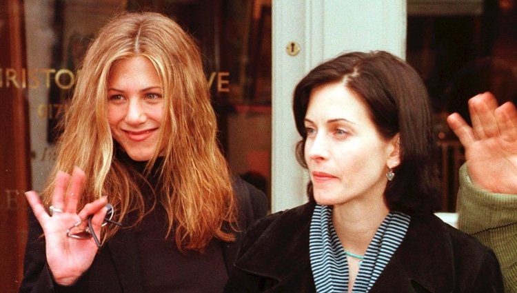 Jennifer Aniston y Courteney Cox durante una visita a Londres en 1998