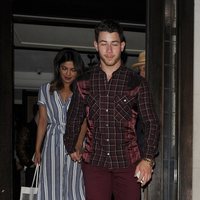 Priyanka Chopra y Nick Jonas saliendo de celebrar el cumpleaños de Chopra en Londres