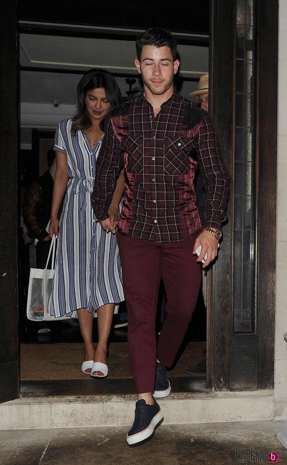 Priyanka Chopra y Nick Jonas saliendo de celebrar el cumpleaños de Chopra en Londres