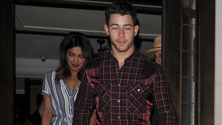 Priyanka Chopra y Nick Jonas saliendo de celebrar el cumpleaños de Chopra en Londres