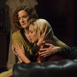 Ana Fernández y Ana Polvorosa en una de las escenas de la tercera temporada de 'Las chicas del cable'