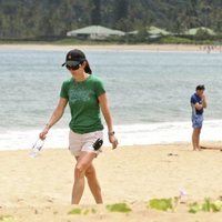 Courteney Cox y Jennifer Aniston paseando por una playa de Hawái