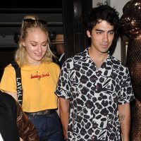 Joe Jonas y Sophie Turner saliendo de celebrar el cumpleaños de Priyanka Chopra