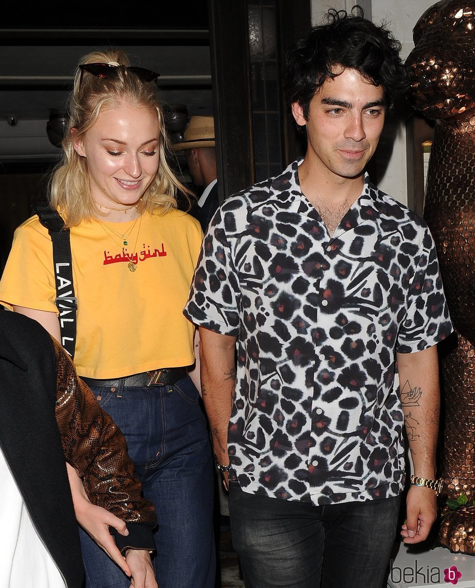 Joe Jonas y Sophie Turner saliendo de celebrar el cumpleaños de Priyanka Chopra