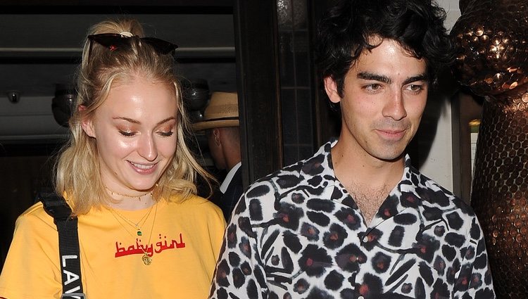 Joe Jonas y Sophie Turner saliendo de celebrar el cumpleaños de Priyanka Chopra