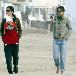 Courteney Cox pasea con su hija Coco y su amiga Jennifer Aniston en una playa de Los Ángeles