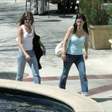 Courteney Cox y Jennifer Aniston paseando por una calle de Los Ángeles