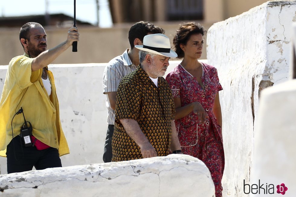 Los actores Penélope y Cruz y Raúl Arévalo durante el rodaje de 'Dolor y Gloria'