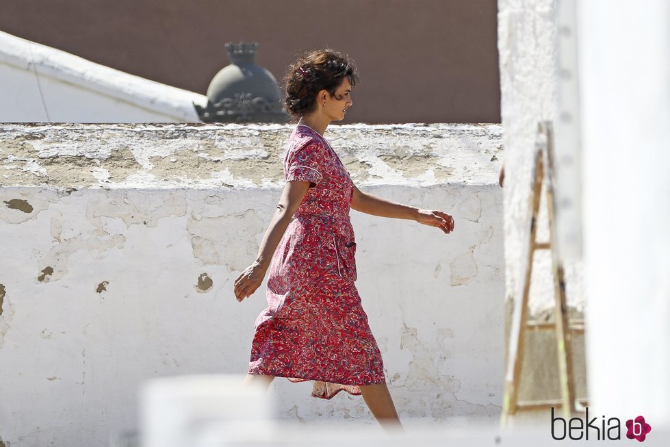 Penelope Cruz paseando por el rodaje de 'Dolor y Gloria'