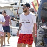 Leo Messi antes de acceder a un barco en Ibiza