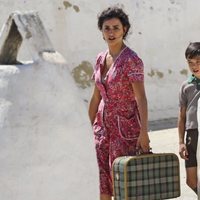 Penélope Cruz junto con un niño en el rodaje de 'Dolor y Gloria'