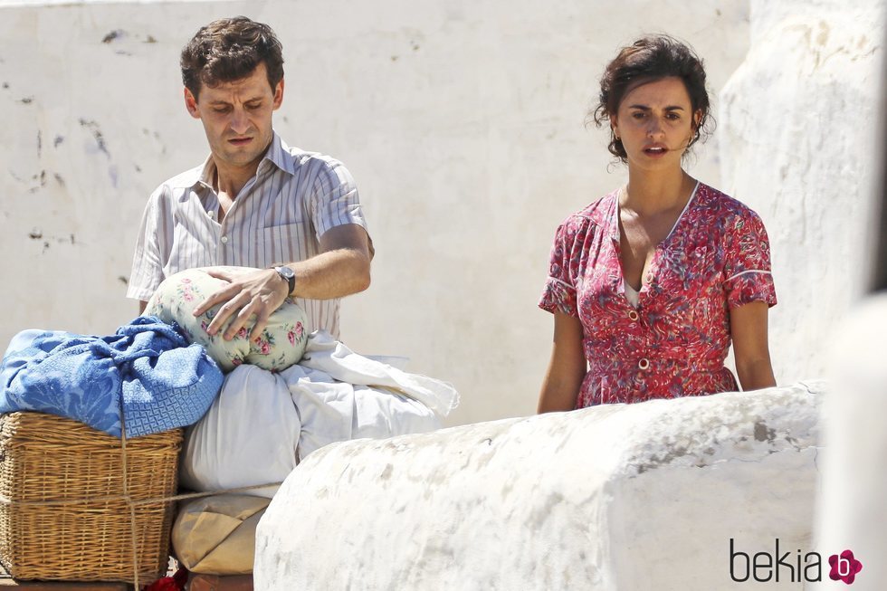 Penélope Cruz al lado del actor Raúl Arévalo durante el rodaje de 'Dolor y Gloria'