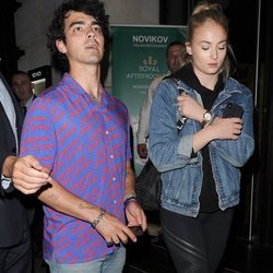 Sophie Turner y Joe Jonas pasean por las calles de Londres