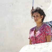 Penélope Cruz junto con una asistente en el rodaje de 'Dolor y Gloria'