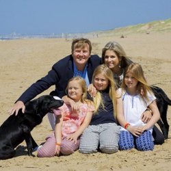 Guillermo y Máxima de Holanda posan muy sonrientes junto a sus perros en 2015