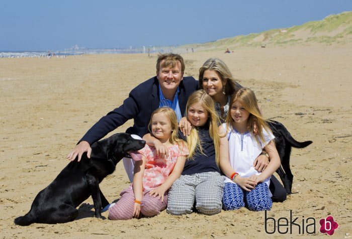 Guillermo y Máxima de Holanda posan muy sonrientes junto a sus perros en 2015