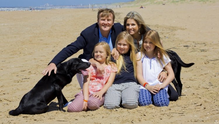 Guillermo y Máxima de Holanda posan muy sonrientes junto a sus perros en 2015