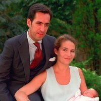 La Infanta Elena y Jaime de Marichalar posan con su hija Victoria Federica tras su nacimiento