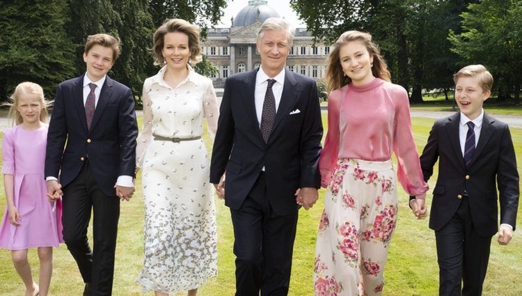 Los Reyes Felipe y Matilde de Bélgica junto a sus hijos celebran los cinco años del Rey Felipe en el trono