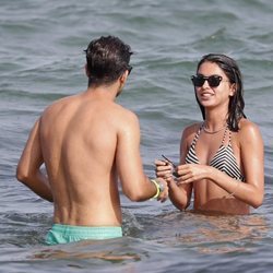 Lucía Rivera junto a un amigo en Ibiza