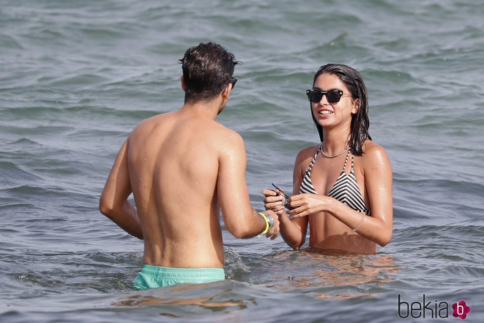 Lucía Rivera junto a un amigo en Ibiza