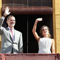 Los Reyes Felipe y Letizia saludan desde el balcón del Ayuntamiento de Bailén