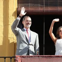 Los Reyes Felipe y Letizia saludan desde el balcón del Ayuntamiento de Bailén