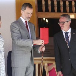 El Rey Felipe recibe la Llave de Oro de la Ciudad de Bailén ante la mirada de la Reina Letizia