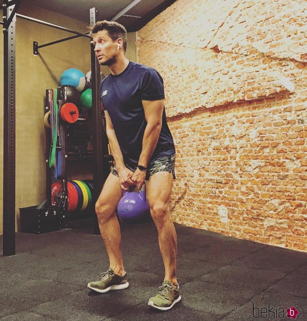 Jaime Cantizano haciendo ejercicio en el gimnasio