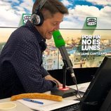 Jaime Cantizano trabajando en la radio en su programa 'Por fin no es lunes'