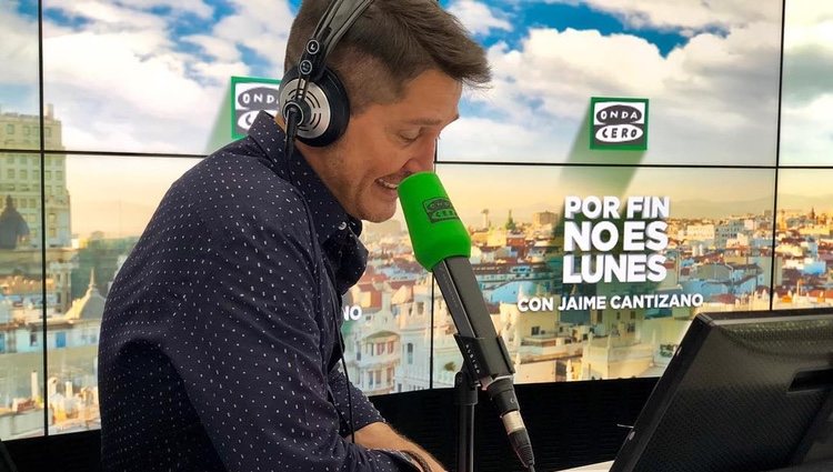 Jaime Cantizano trabajando en la radio en su programa 'Por fin no es lunes'