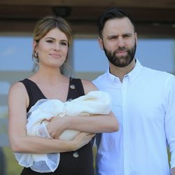 Adriana Abenia y Sergio Abad presentan a su hija Luna a la salida del hospital