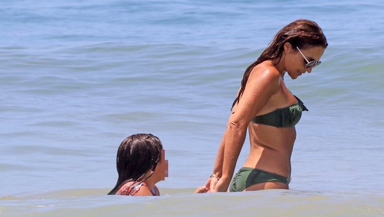 Paula Echevarría disfrutando de las playas de Cádiz con su hija Daniella