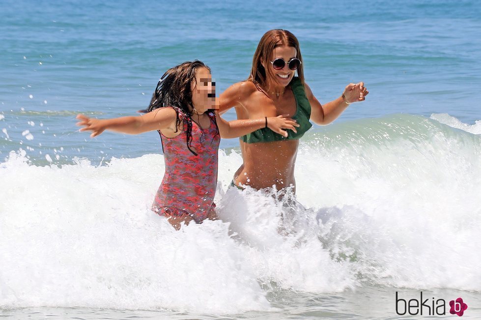 Daniella Bustamante y Paula Echevarría saltando entre olas