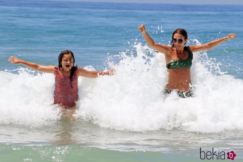 Paula Echevarría en el mar con su hija Daniella Bustamante