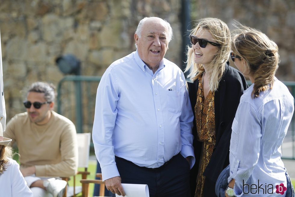 Amancio Ortega junto a su hija en Casas Novas