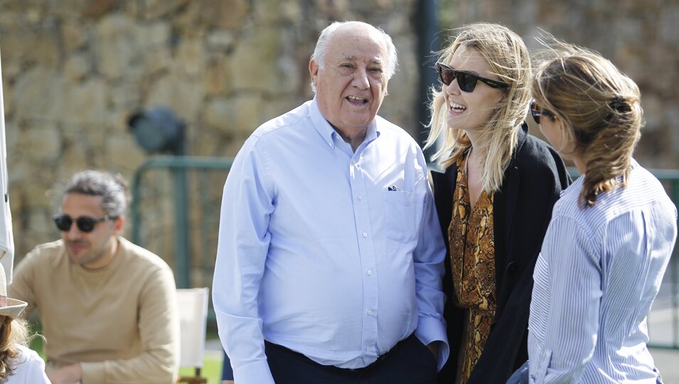 Amancio Ortega junto a su hija en Casas Novas