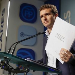 Pablo Casado enseñando su Trabajo Fin de Máster