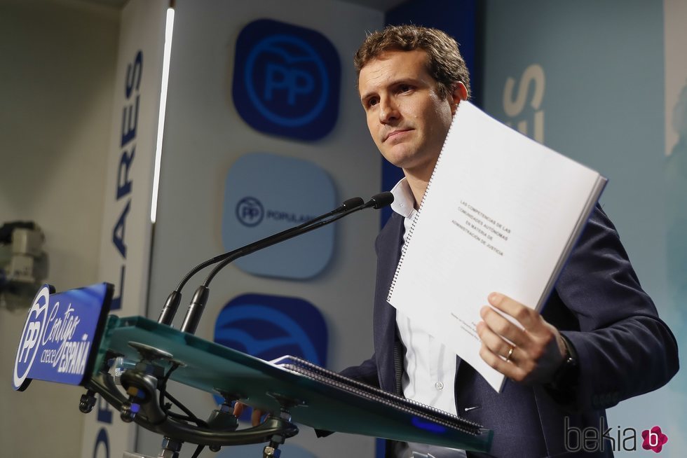 Pablo Casado enseñando su Trabajo Fin de Máster