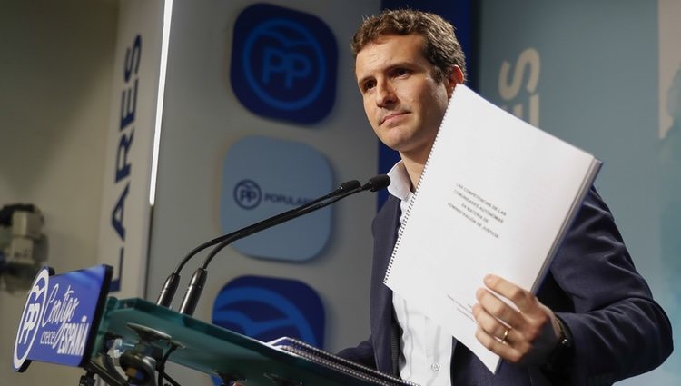 Pablo Casado enseñando su Trabajo Fin de Máster